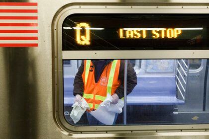 Vista de un trabajador en el interior de un vagón del Metro de Nueva York 