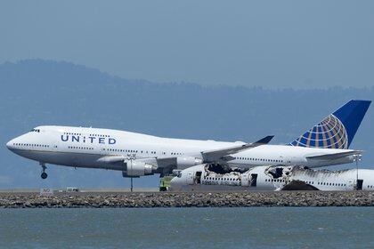 Un avión de United Airlines sale de un aeropuerto de Estados Unidos. 