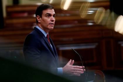 El presidente de Gobierno Pedro Sánchez hace un discurso durante una sesión en el Parlamento, el 9 de abril de 2020. (Mariscal/Pool vía REUTERS)