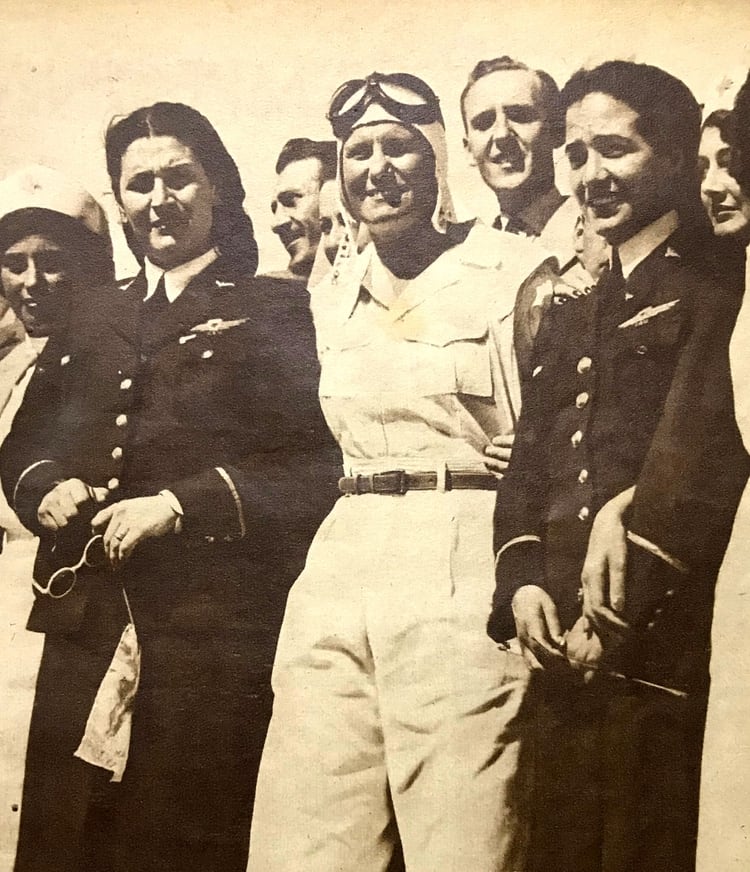 La pionera argentina, poco antes de su último vuelo, junto a las aviadoras uruguayas Blanca Modernell y Laura Machado Bores. Fue su última foto  (Gentileza archivo Tea y Deportea)