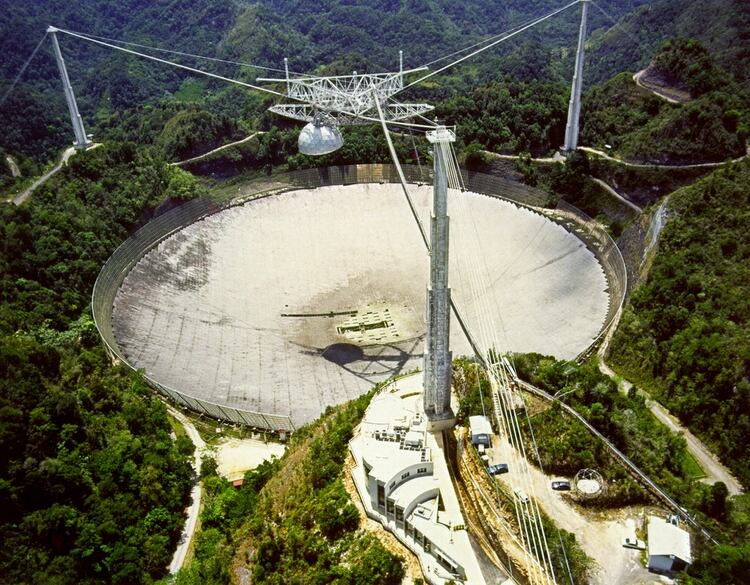 El telescopio de Arecibo, en Costa Rica, ya fue utilizado para intentar contactar inteligencia extraterrestre 