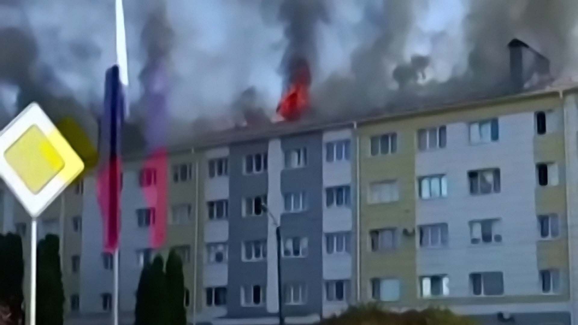 Un edificio del centro de la ciudad rusa de Belgorod en llamas producto del ataque de la autodenominada Legión Libertad de Rusia, compuesta por voluntarios rusos que luchan en favor de Ucrania. (Twitter)