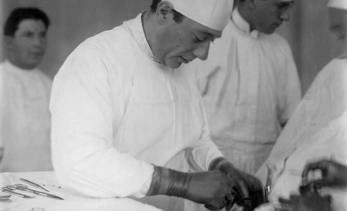 El cirujano Enrique Finochietto, en plena acción, por 1935 (Fotografía Archivo General de la Nación)