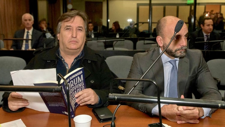 Nuñez Carmona y su abogado Matías Molinero en una de las audiencias del juicio Ciccone (foto Adrián Escandar)
