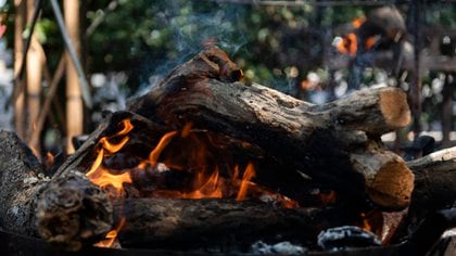 Prender el fuego está dentro de uno de los rituales sagrados para Petersen (Foto: Adrián Escandar)