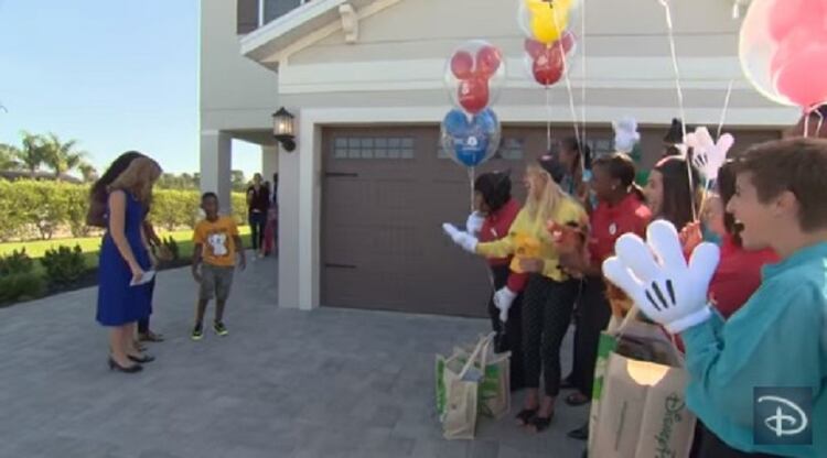 Jermaine dijo que se sentía superfeliz y fascinado por poder conocer Walt Disney Resort. Llevaba un año reuniendo dinero para poder cumplir ese sueño (Foto: Youtube Disney Parks)