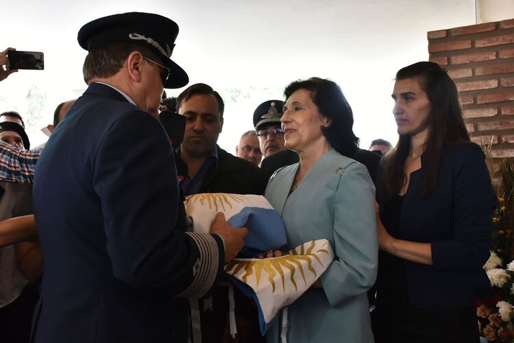 La viuda y su hija Roxana reciben la bandera que cubrió el féretro de Luis Castagnari (Fuerza AéreaRio Cuarto)