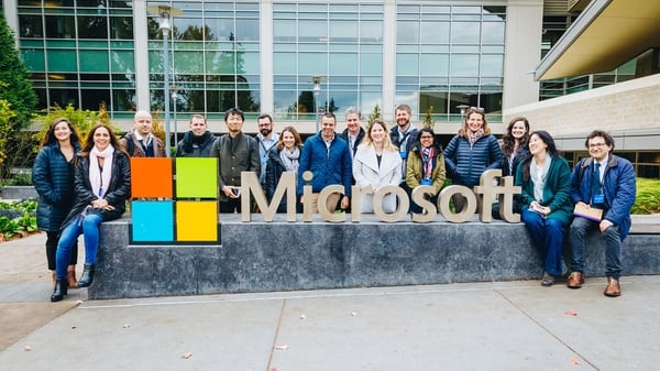 El equipo de periodistas invitados y el personal de Microsoft en Redmond