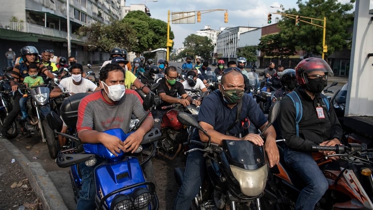 Motociclistas buscan las últimas gotas de gasolina en Venezuela, en plena cuarentena por el coronavirus y donde la información difundida por el régimen de Maduro es escasa (Bloomberg)