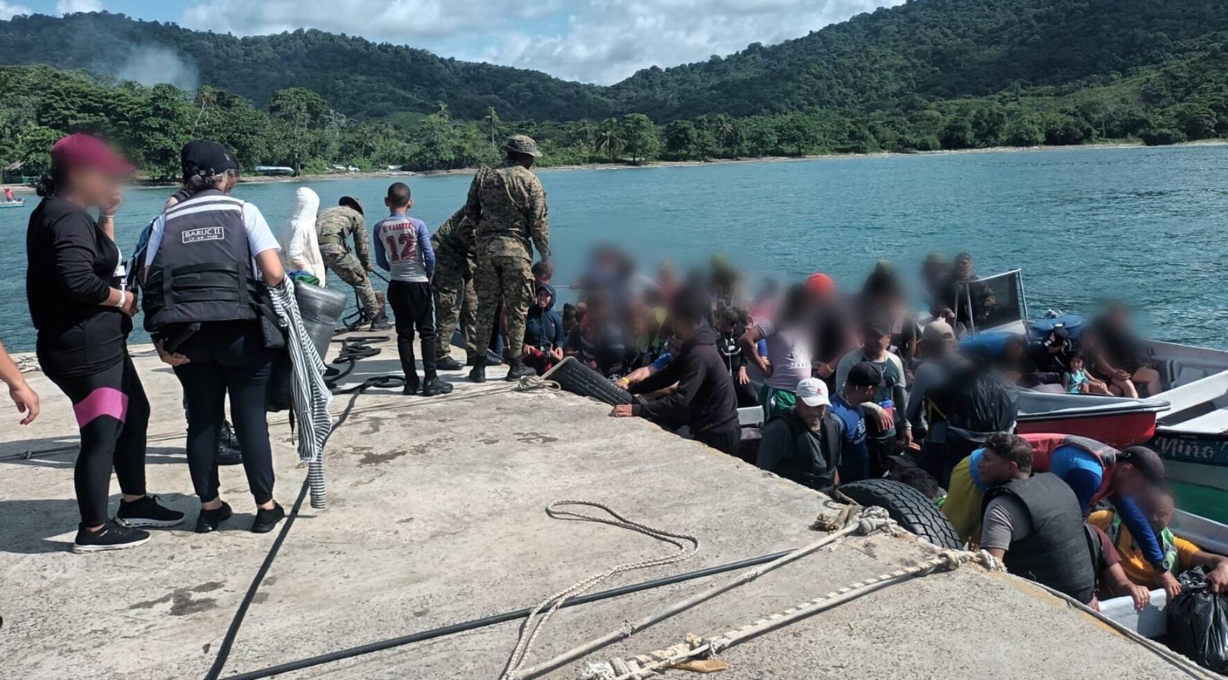 El Senafront rescató a 150 migrantes que se movilizaban en lanchas en el Caribe panameño. (Senafront)