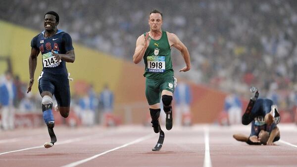 Oscar Pistorius cuando ganó la medalla de oroen los 100 metros de los Juegos Paralímpicos de Beijing 2008 (AFP)