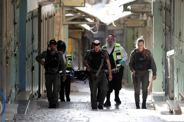 Fuerzas israelíes trasladan el cuerpo del atacante (REUTERS/Ammar Awad)
