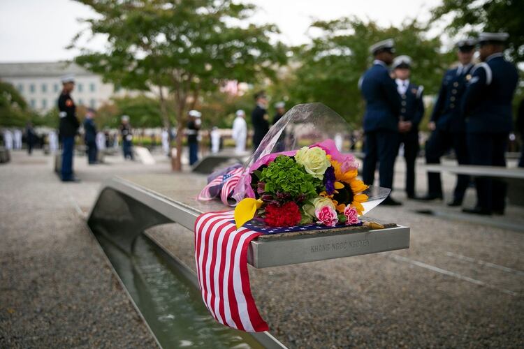 Ofrendas frente al Pentágono, en Arlington, Virginia (Reuters)