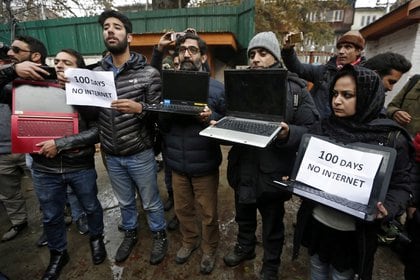 Periodistas protestan en Cachemira durante el bloqueo de internet (Reuters)