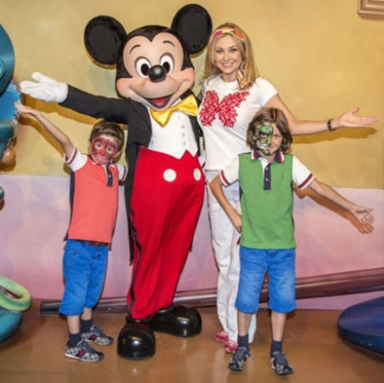 Aracely Arambula con sus hijos posando con Mickey (Crédito: Instagram)