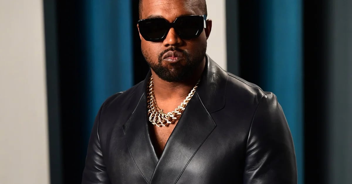 Kanye West kündigt an, sein gesamtes Eigentum in Kirchen und Waisenhäuser umzuwandeln, um „den Kapitalismus zu beenden“.
