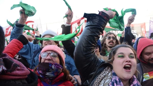 Con los pañuelos en alto, cientos de manifestantes celebran frente al Congreso