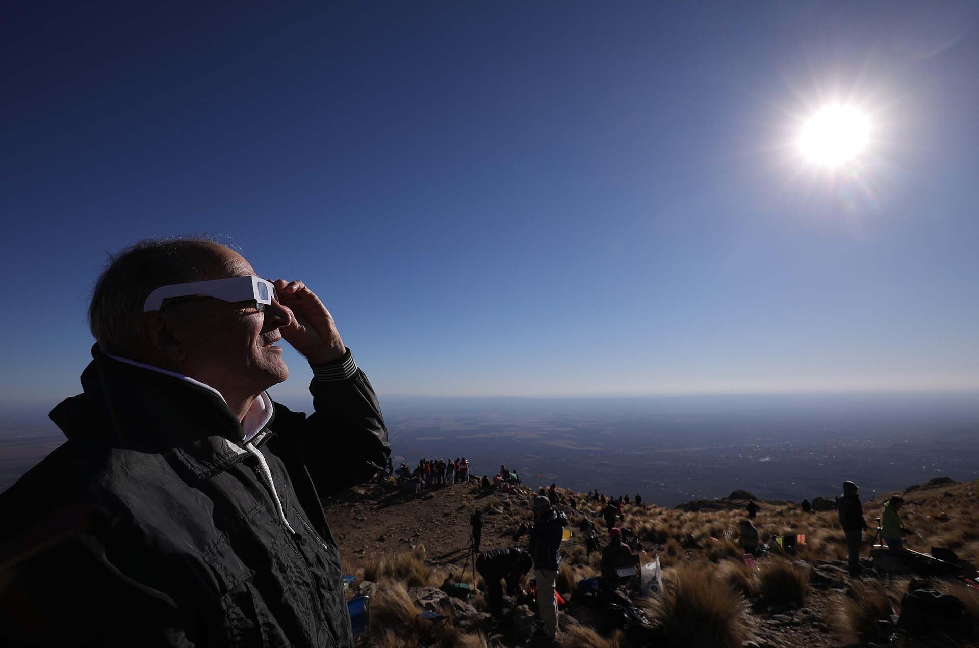 Es muy importante observar los eclipses con protección ocular correcta para no dañar los ojos (EFE/Nicolas Aguilera)