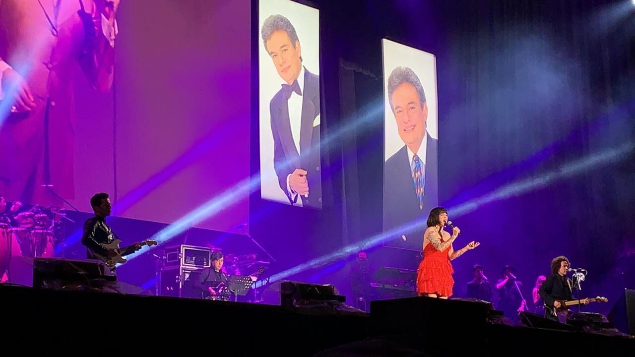 Mon Laferte antes de interpretar "Amar y Querer", de José José. Se pronunció en contra de las represiones del gobierno chileno