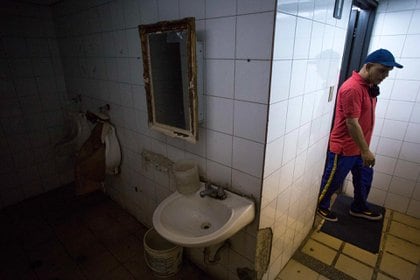 Las condiciones deplorables de los baños (Cristian Hernandez / AFP)