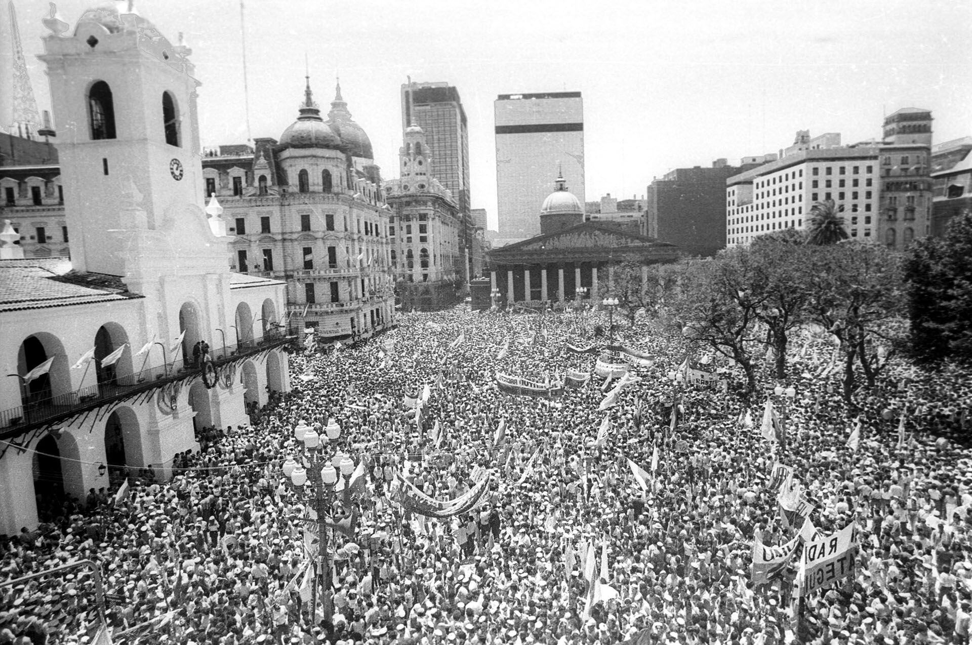 Plaza de Mayo, diciembre de 1983: la Argentina acaba de recuperar la democracia. Foto NA ARCHIVO