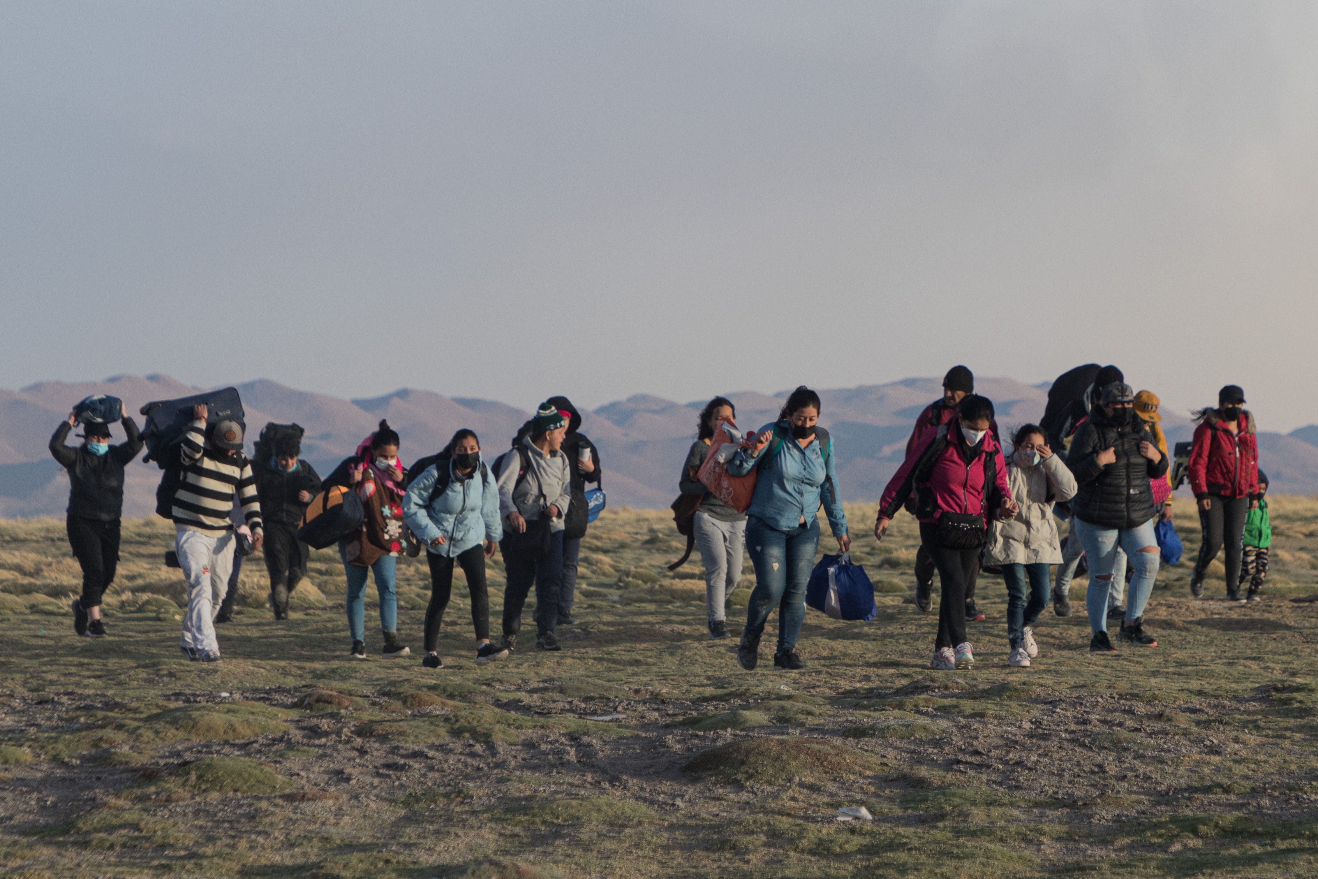 Migrantes venezolanos llegan al pueblo de Colchane, en la frontera entre Chile y Bolivia.