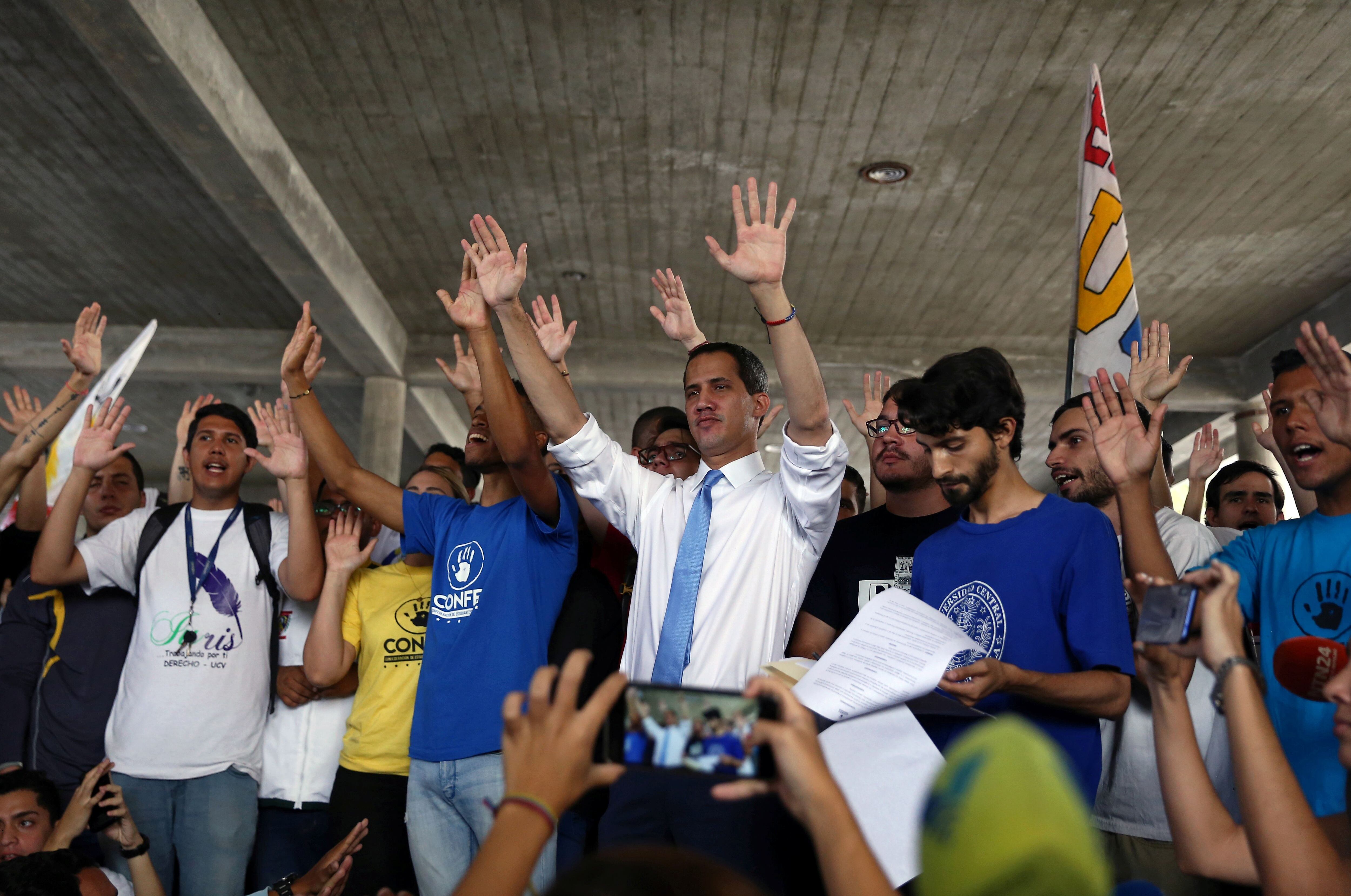 Juan Guaidó con estudiantes venezolano
REUTERS/Fausto Torreblanca NO RESALES. NO ARCHIVES