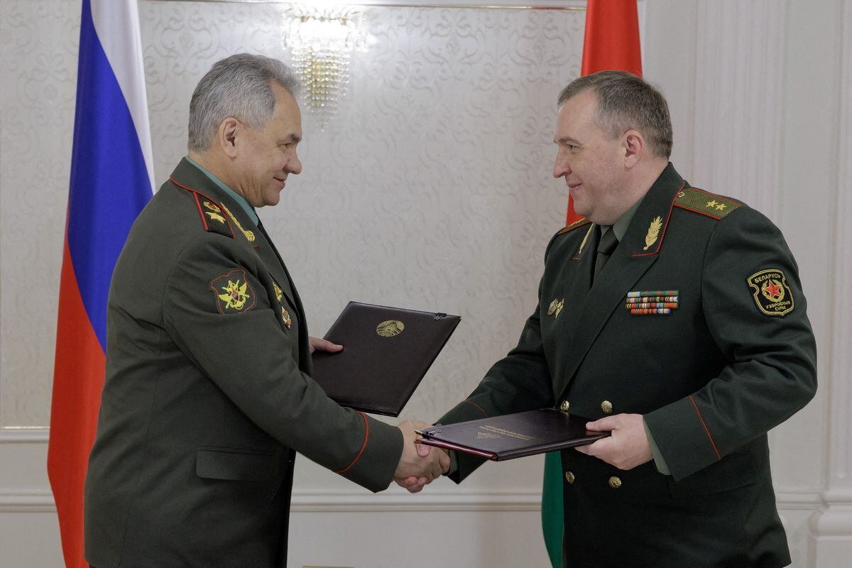 El ministro de Defensa ruso, Sergei Shoigu, y su homólogo bielorruso, Victor Khrenin (via Reuters)