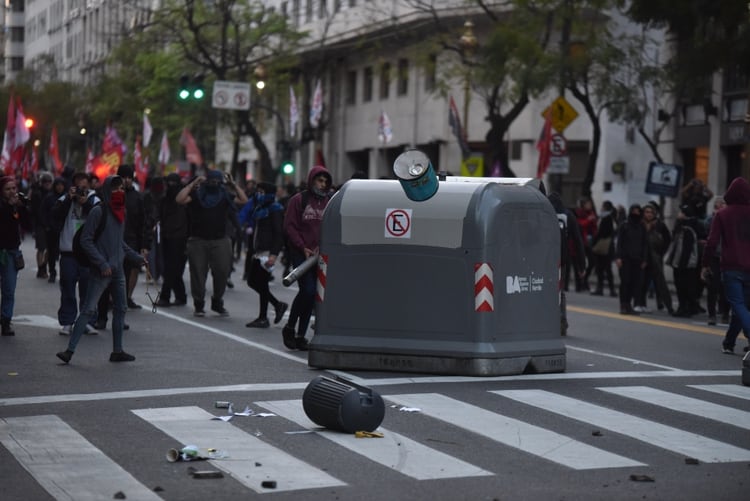 Tachos de basura, containers, autos, motos y cámaras urbanas, fueron blanco de los manifestantes
