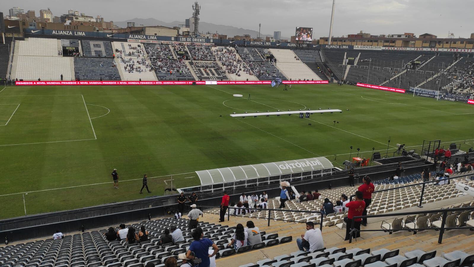 Noche Blanquiazul femenina: el estadio Alejandro Villanueva previo al duelo Alianza vs Colo Colo (Infobae - Xiomara Talla)