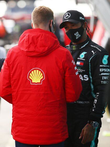 El momento en el que Mick Schumacher le entrega el casco de su padre (Foto: Reuters)