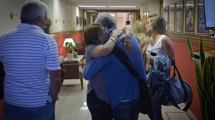 Raúl recibe la contención de sus seres queridos (Foto: Gustavo Gavotti)