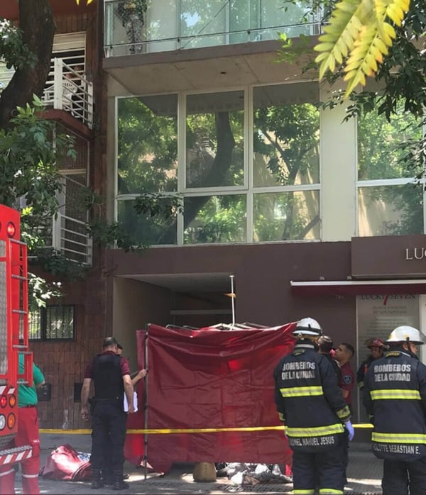 Efectivos de la policía y bomberos se encuentran trabajando en la puerta de la casa de Rocío (Crédito: Intrusos)