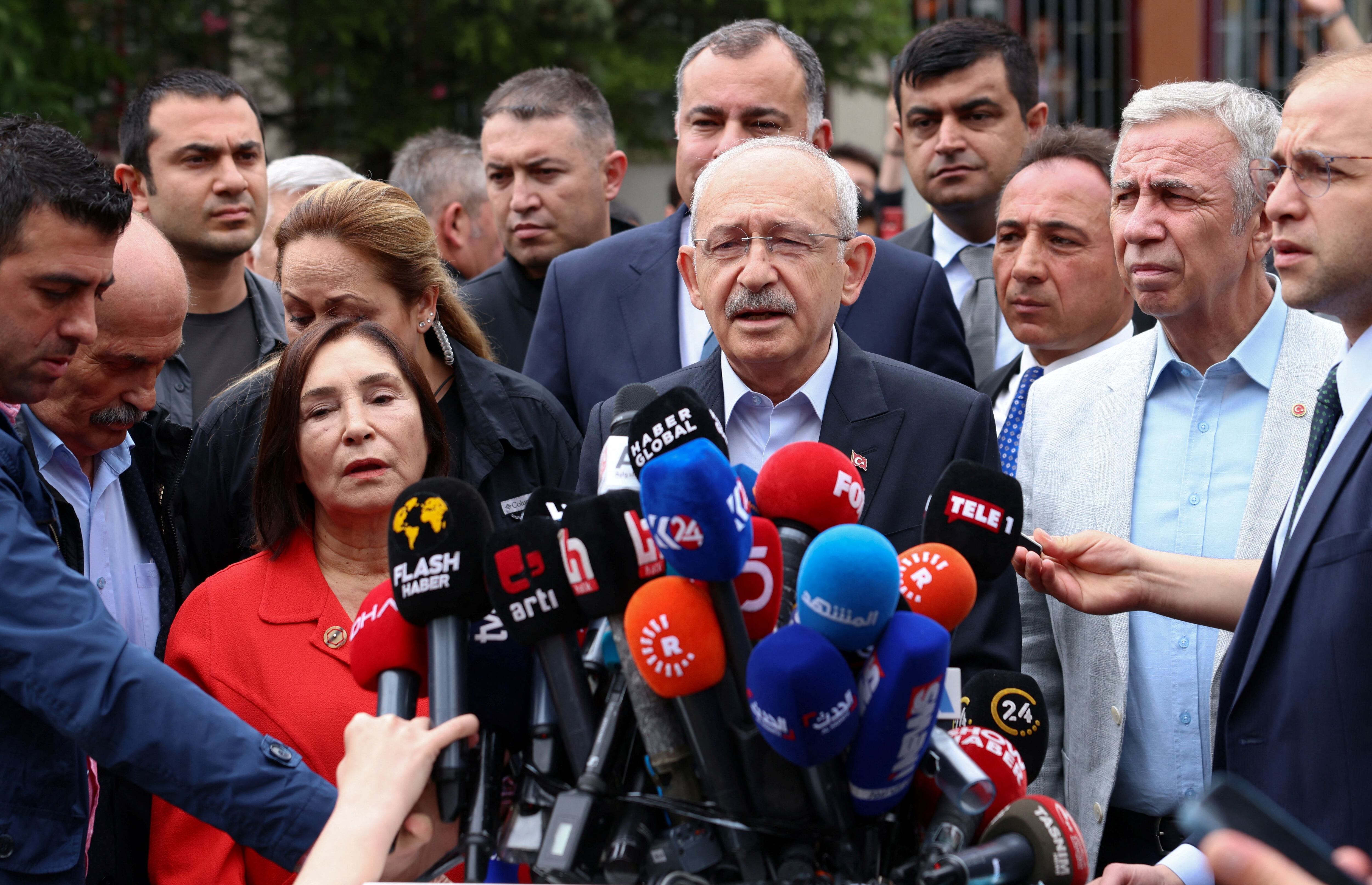 Kemal Kilicdaroglu, candidato presidencial de la principal alianza de la oposición de Turquía, está acompañado por su esposa Selvi Kilicdaroglu mientras se dirige a la gente fuera de un colegio electoral, durante la segunda vuelta de las elecciones presidenciales en Ankara, Turquía 28 de mayo 2023 (REUTERS)