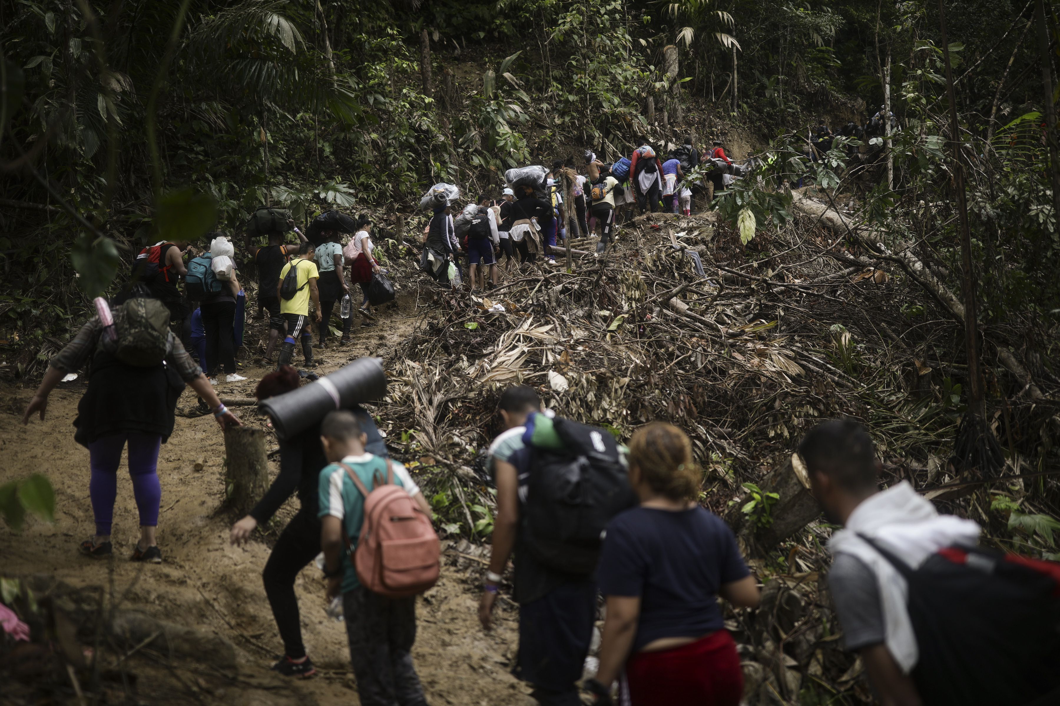 Migrantes caminan a través de la región del Darién de Colombia a Panamá - crédito Ivan ValenciaAP Foto