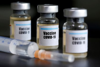 Foto de archivo: Frascos pequeños etiquetados "Vacuna Covit-19" Una jeringa con esta descripción tomada el 10 de abril de 2020.  REUTERS / Dado Ruvic