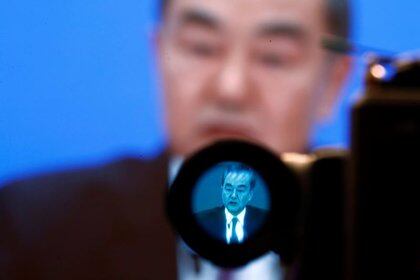 Una pantalla con la imagen del máximo diplomático chino, Wang Yi, es visto a través de la lente de una cámara durante una conferencia de prensa con ocasión del Congreso Nacional Popular en Pekín, China. 7 marzo 2021. REUTERS/Thomas Peter