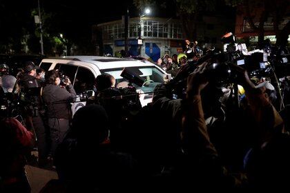 Los periodistas se reúnen alrededor de un automóvil, parte de un convoy que transporta a Emilio Lozoya, el ex director ejecutivo de la compañía petrolera Petróleos Mexicanos, que es buscado en México por cargos de corrupción, en la Ciudad de México, México.REUTERS/Henry Romero