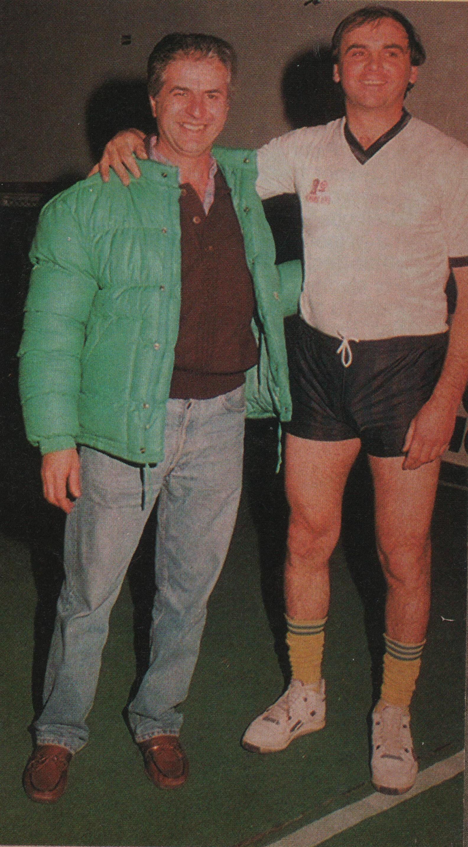 Tuneado como futbolista junto a su amigo Roberto Mouras (archivo CORSA)