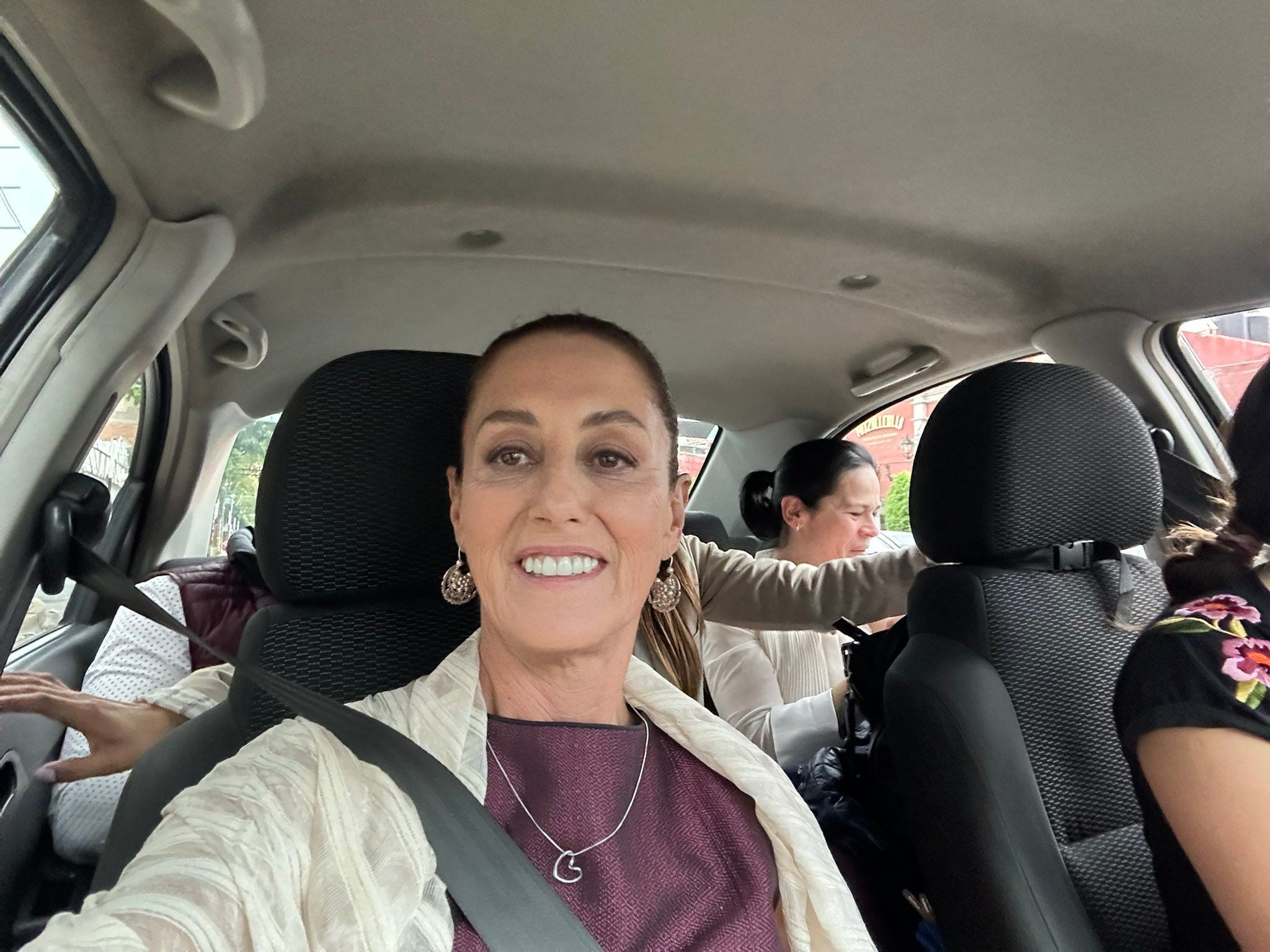 Sheinbaum en camino a conocer resultados de la encuesta (Foto: x @Claudiashein)