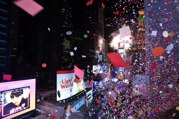 El momento de la caída de la bola en Times Square, Nueva York (REUTERS/Darren Ornitz)