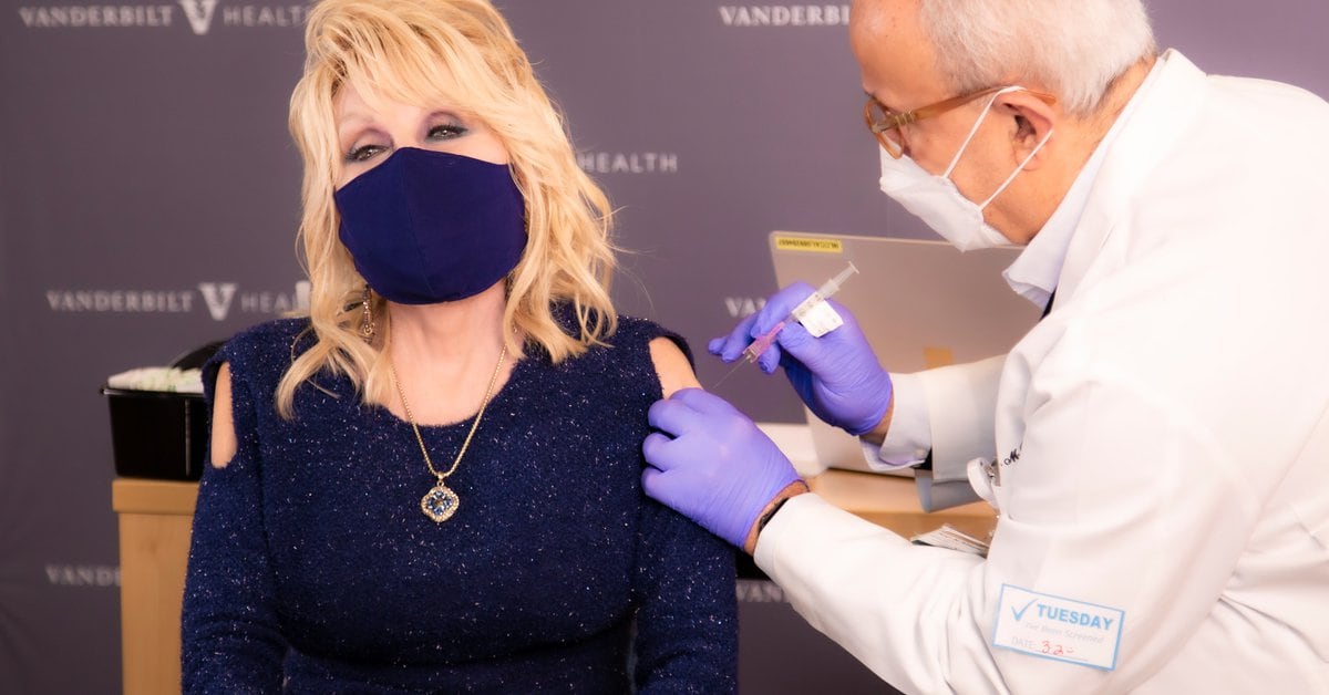 “A dose of my own medicine”: Dolly Parton received the first injection of the vaccine against COVID-19, the same as the financing