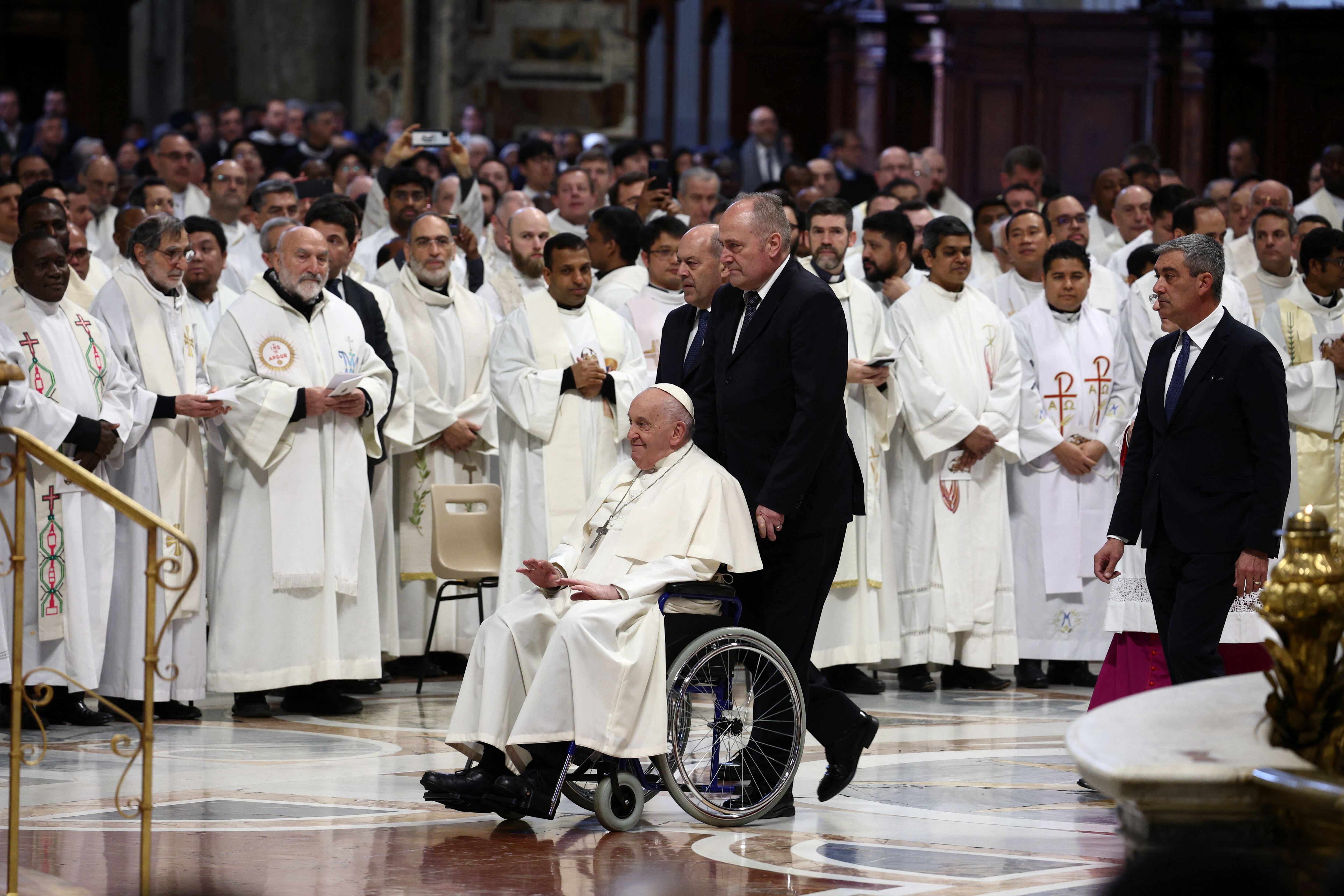 El Papa Francisco llega para la Misa Crismal en la Basílica de San Pedro en el Vaticano, el 28 de marzo de 2024. REUTERS/Guglielmo Mangiapane