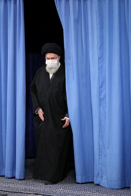 Ali Khamenei dijo desconfiar de los desarrollos de los países de Occidente y no proveerá a la sociedad iraní las vacunas más avanzadas contra el coronavirus (Reuters)