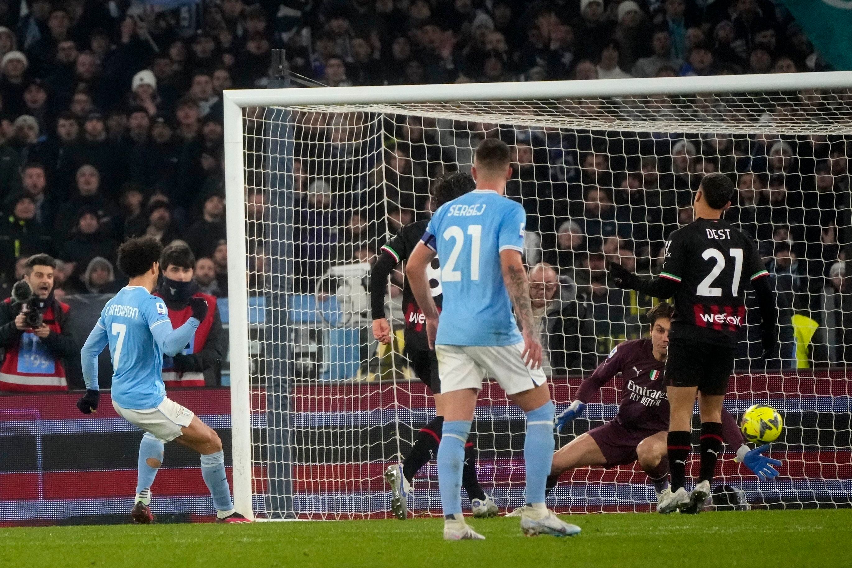 Felipe Anderson (izquierda) marca el cuarto gol de la Lazio en la victoria 4-0 ante el Milan en la Serie A, el martes 24 de enero de 2023. (AP Foto/Gregorio Borgia)