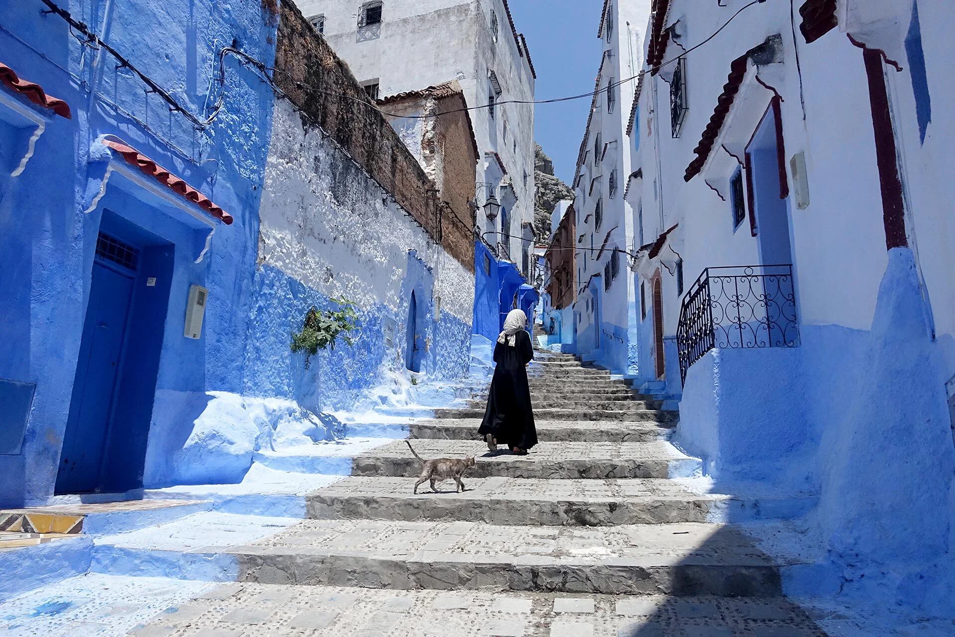 Una mujer marroquí camina en Chefchaouen durante el mes sagrado del ayuno musulmán del Ramadán