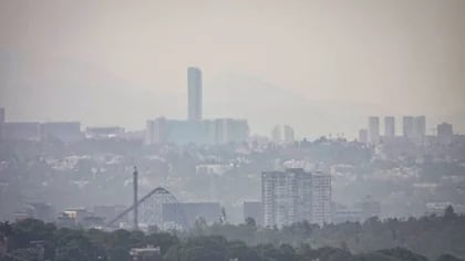 Cuando los niveles de contaminación son altos, la recomendación es limitar las actividades al aire libre. Foto: X/@AztecaNoticias