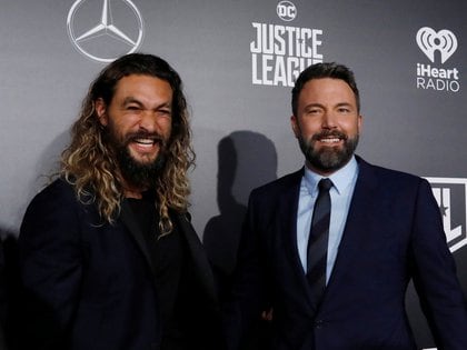 Jason Momoa y Ben Affleck en el estreno de "La liga de la justicia" y 2017 (Reuters)