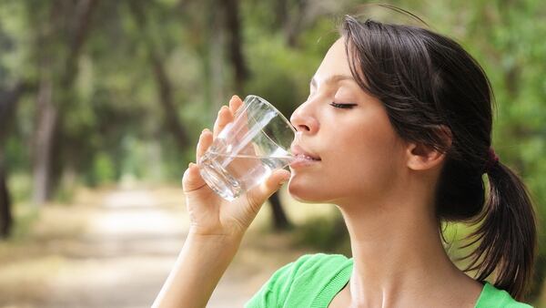 Las mujeres en etapa de lactancia y embarazadas requieren dos litros de agua por día (iStock)
