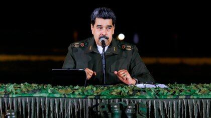 Nicolás Maduro durante un encuentro con el Alto Mando Militar en Caracas. En el Palacio de Miraflores festejaron la decisión del gobierno de Alberto Fernández de abandonar el Grupo de Lima (EFE)